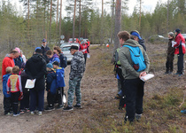 Suunnistuskoulussa huoltajat pääsivät ohjaamaan. Kuva PU-P