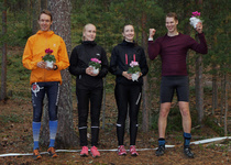 Muurame suunnisti toiseksi. Vas. Teemu Karjalainen, Veera ja Kaisa Klemettinen ja Anton Sulkula. Kuva EJ.