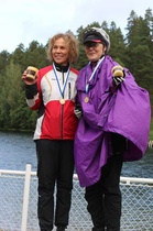 Ulla Yrjölä suunnisti D50-sarjassa pyöräsuunnistuksesta kaksi SM-kultaa ja yhdessä Tuula Rasimuksen kanssa myös viestistä. Lisäksi tuli muita mitaleja mm. Ullalle hiihtosuunnistuspronssia. Kuva UY/TR