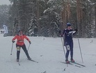 Tuula Rasimus tuo viestin Emilia Soinisalolle
Kuva: Ulla Yrjöölä